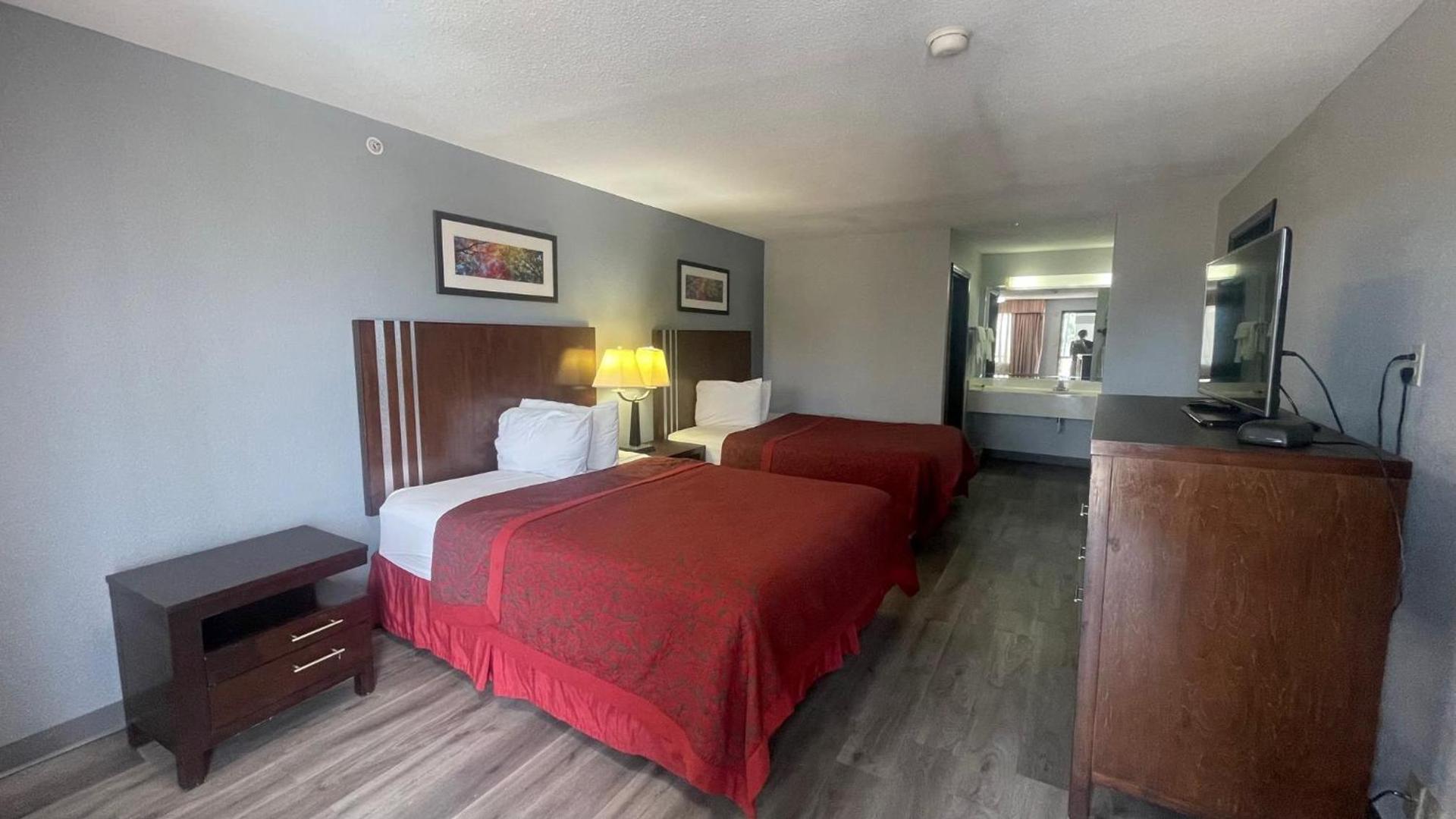 Days Inn & Suites by Wyndham Winnie photo 19