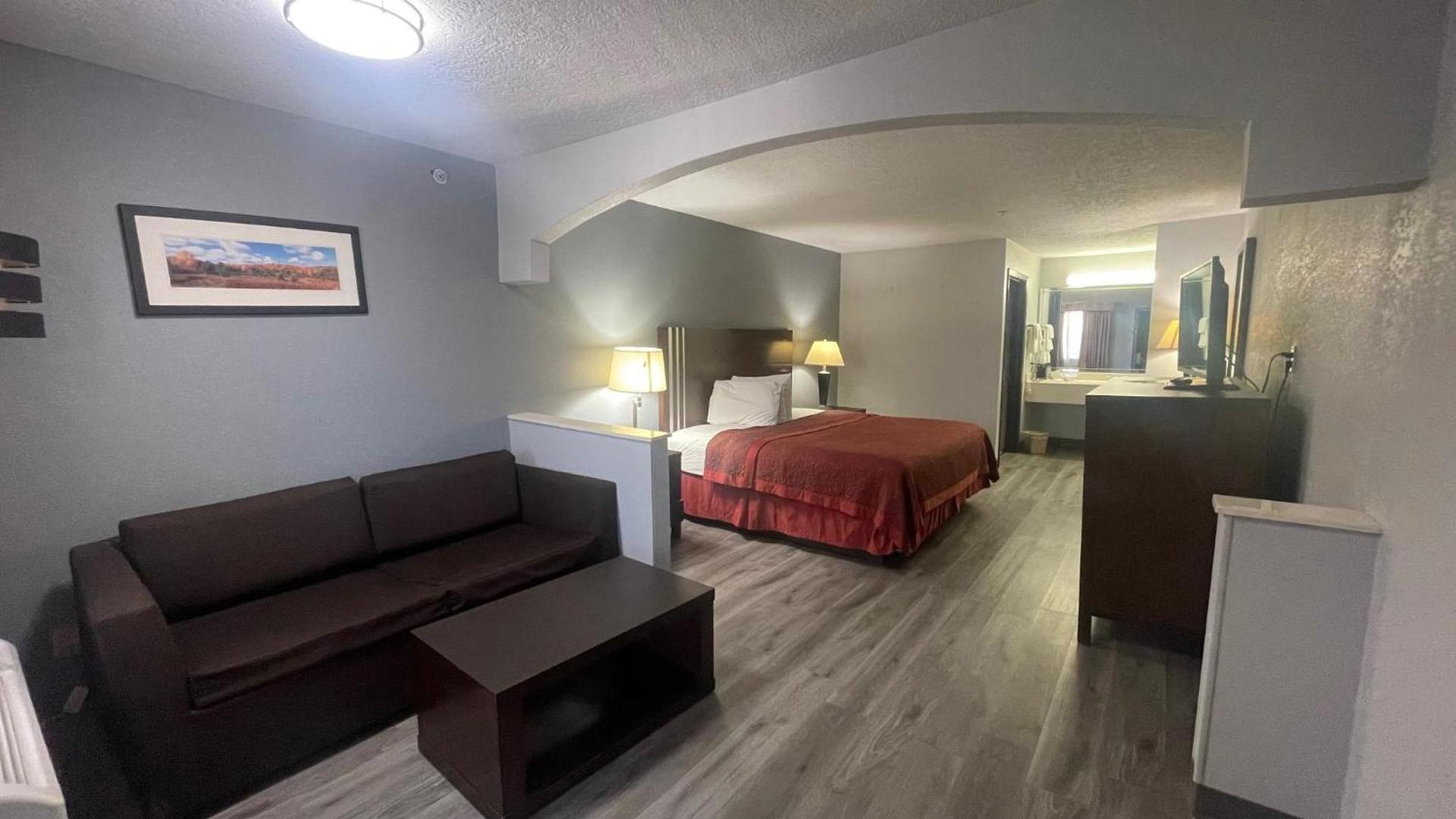 Days Inn & Suites by Wyndham Winnie photo 23