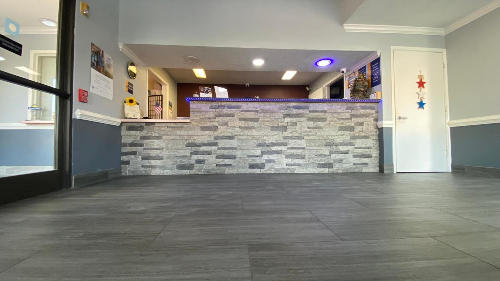 Days Inn & Suites by Wyndham Winnie photo 24