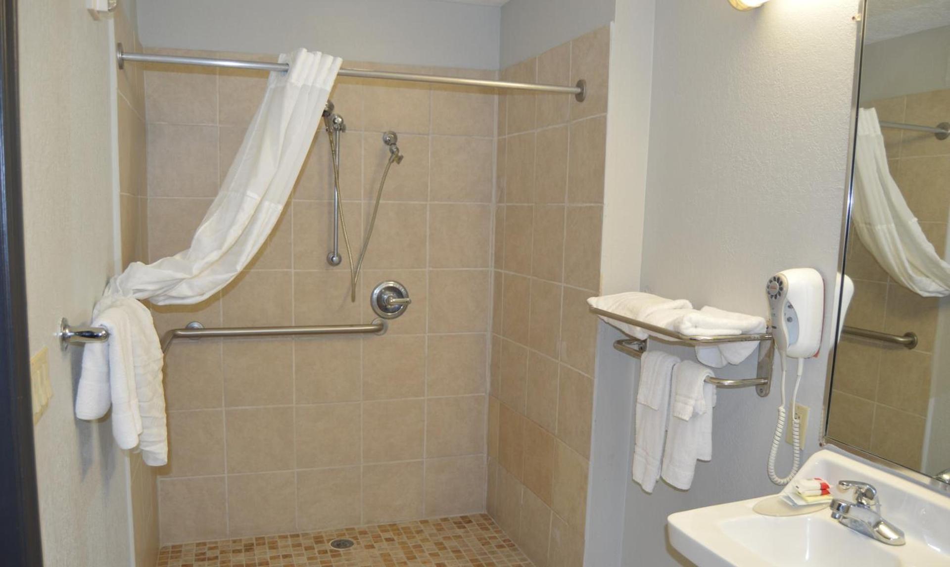 Days Inn & Suites by Wyndham Winnie photo 25
