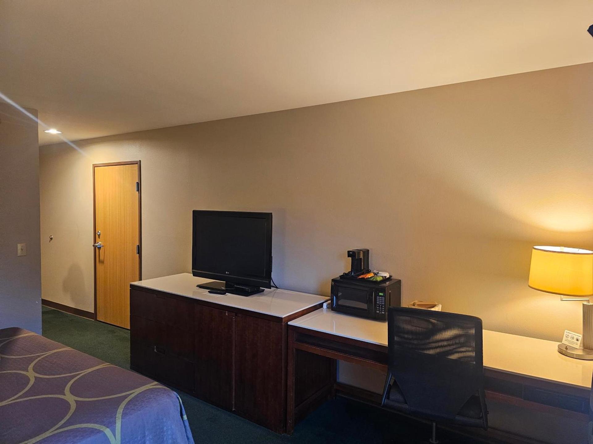 Super 8 by Wyndham Ava photo 24