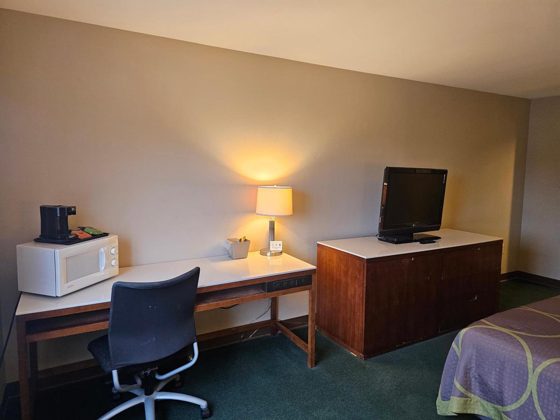 Super 8 by Wyndham Ava photo 34