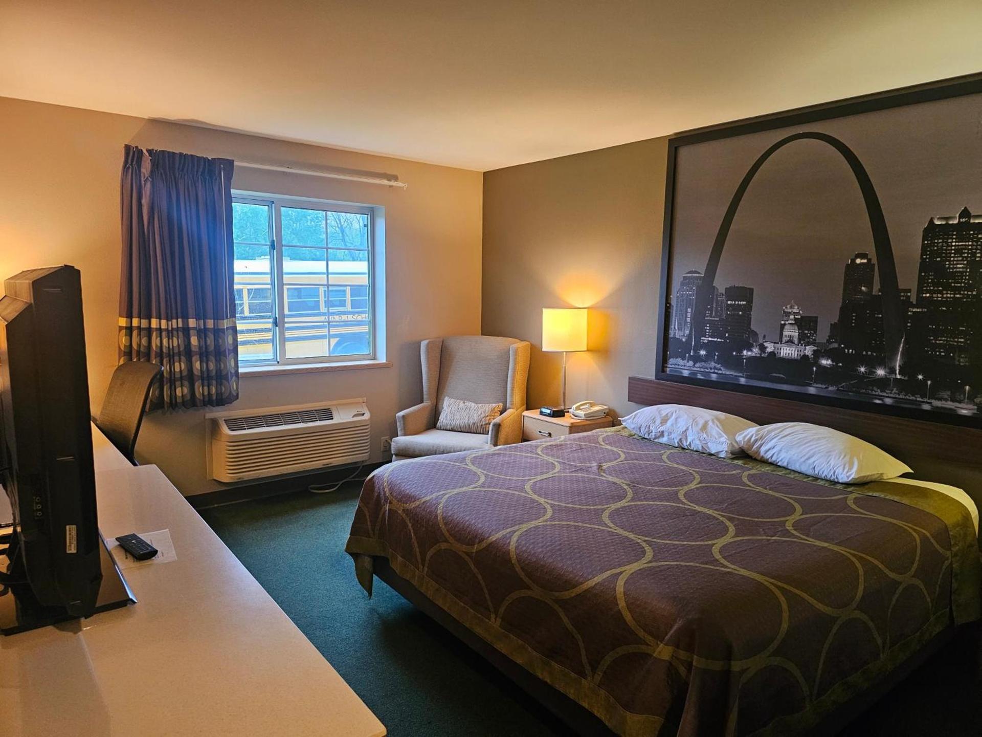 Super 8 by Wyndham Ava photo 40