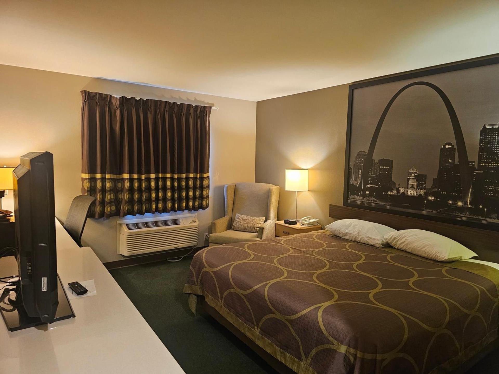 Super 8 by Wyndham Ava photo 41