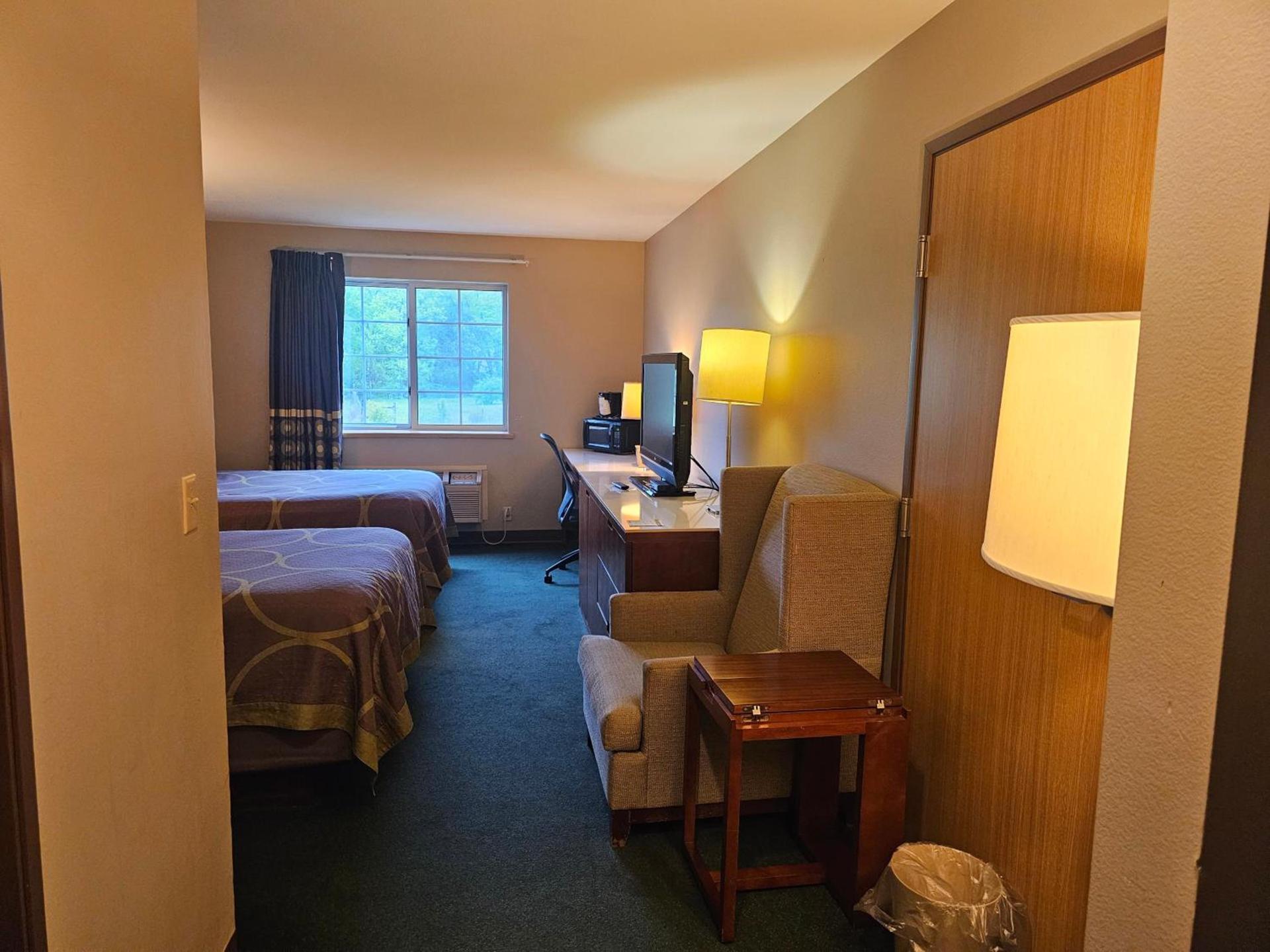 Super 8 by Wyndham Ava photo 30