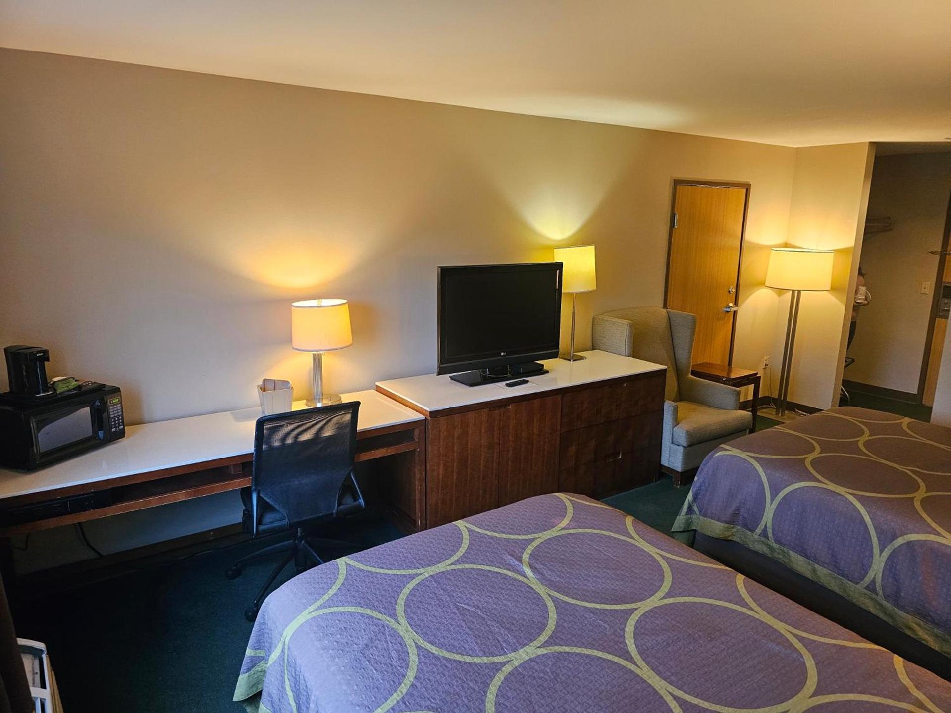 Super 8 by Wyndham Ava photo 27