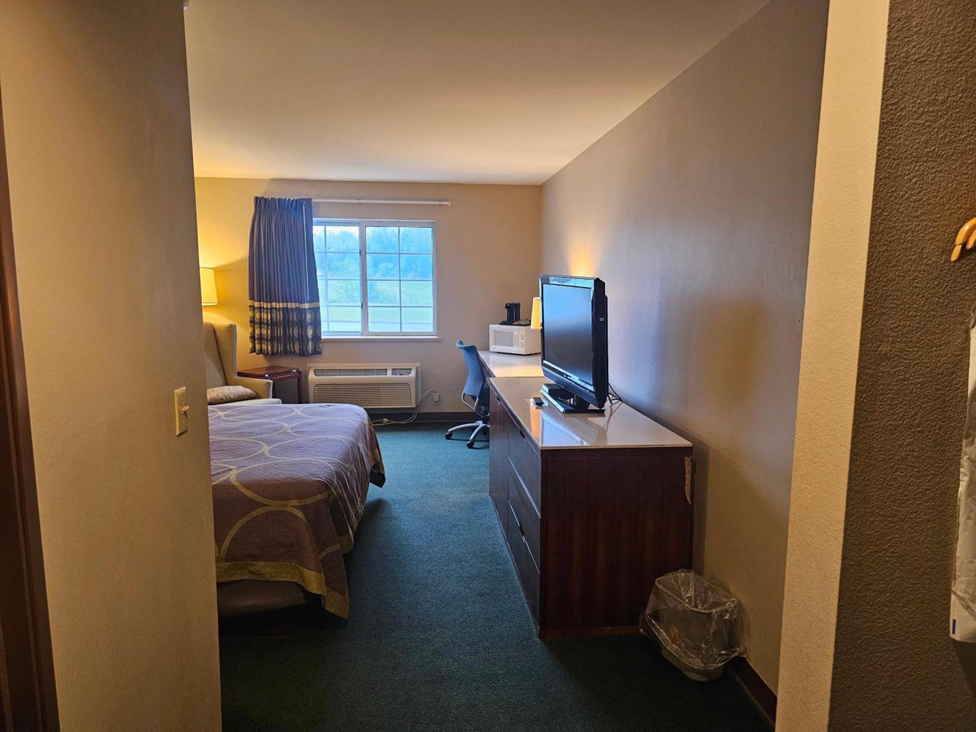 Super 8 by Wyndham Ava photo 26