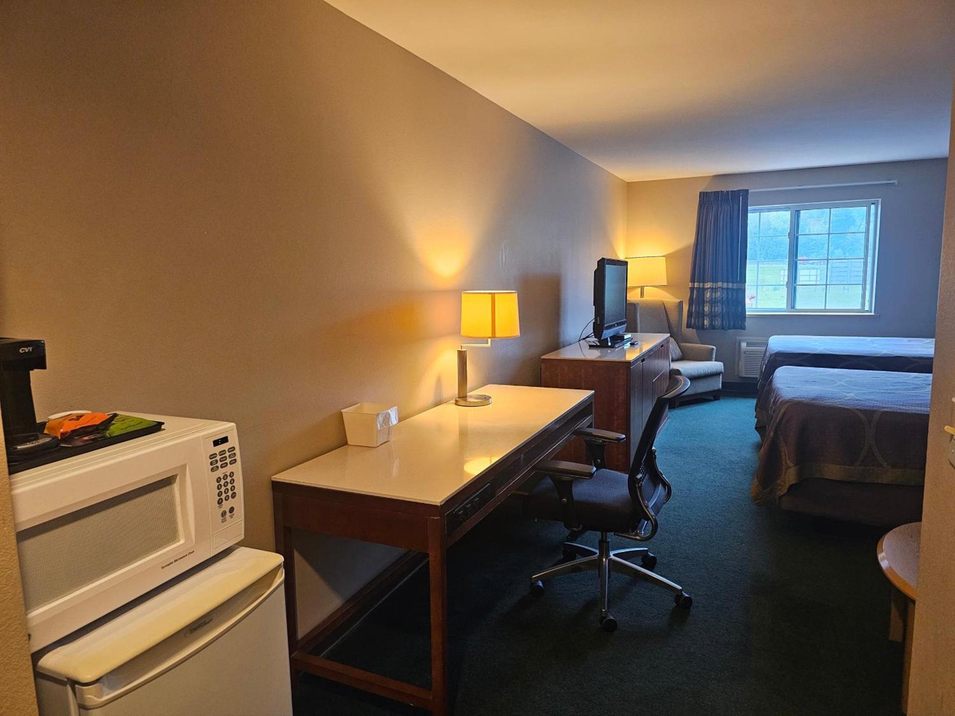 Super 8 by Wyndham Ava photo 35