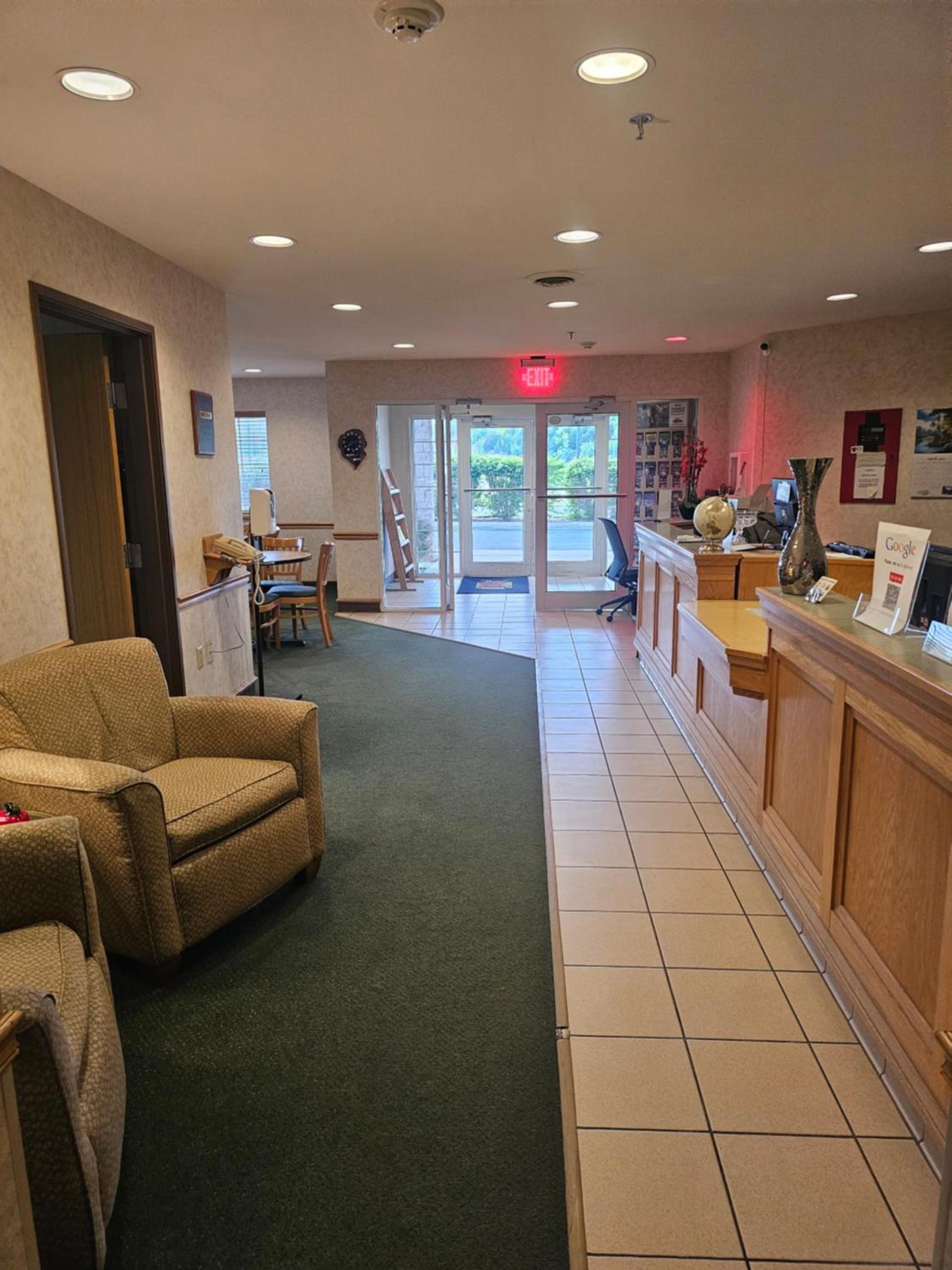 Super 8 by Wyndham Ava photo 37