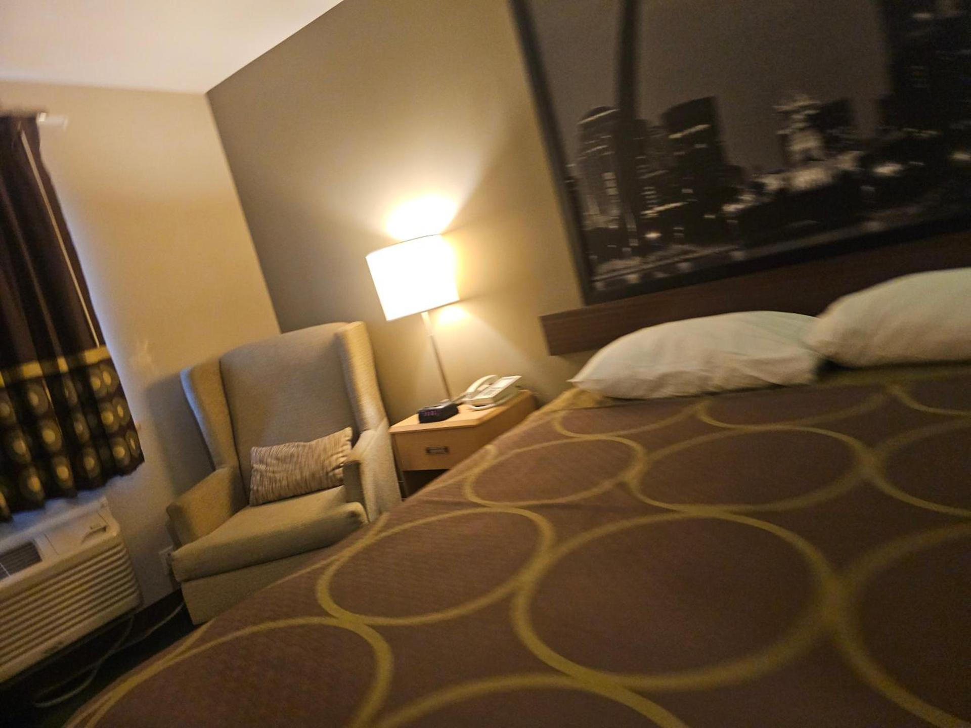 Super 8 by Wyndham Ava photo 44