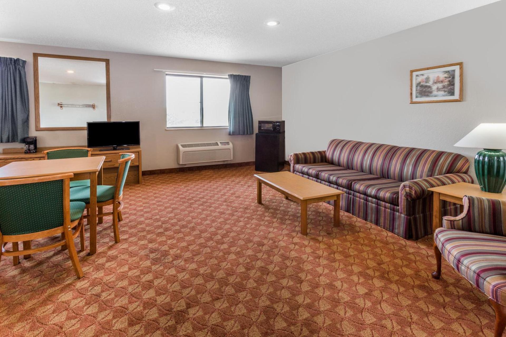 Super 8 by Wyndham St. Charles photo 17