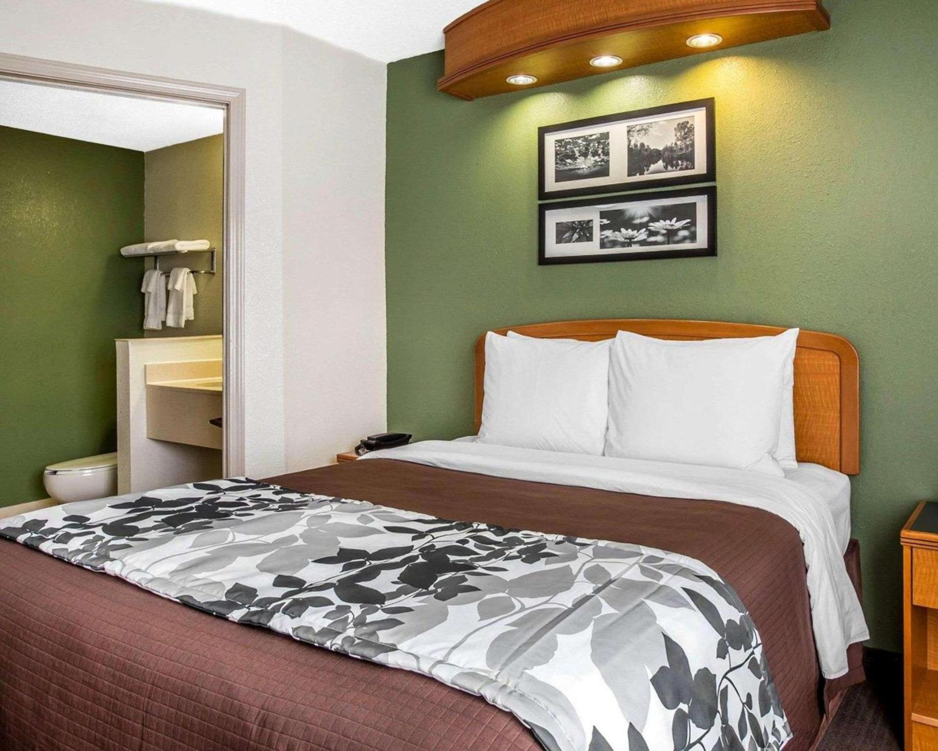 Clarion Pointe Albemarle photo 13