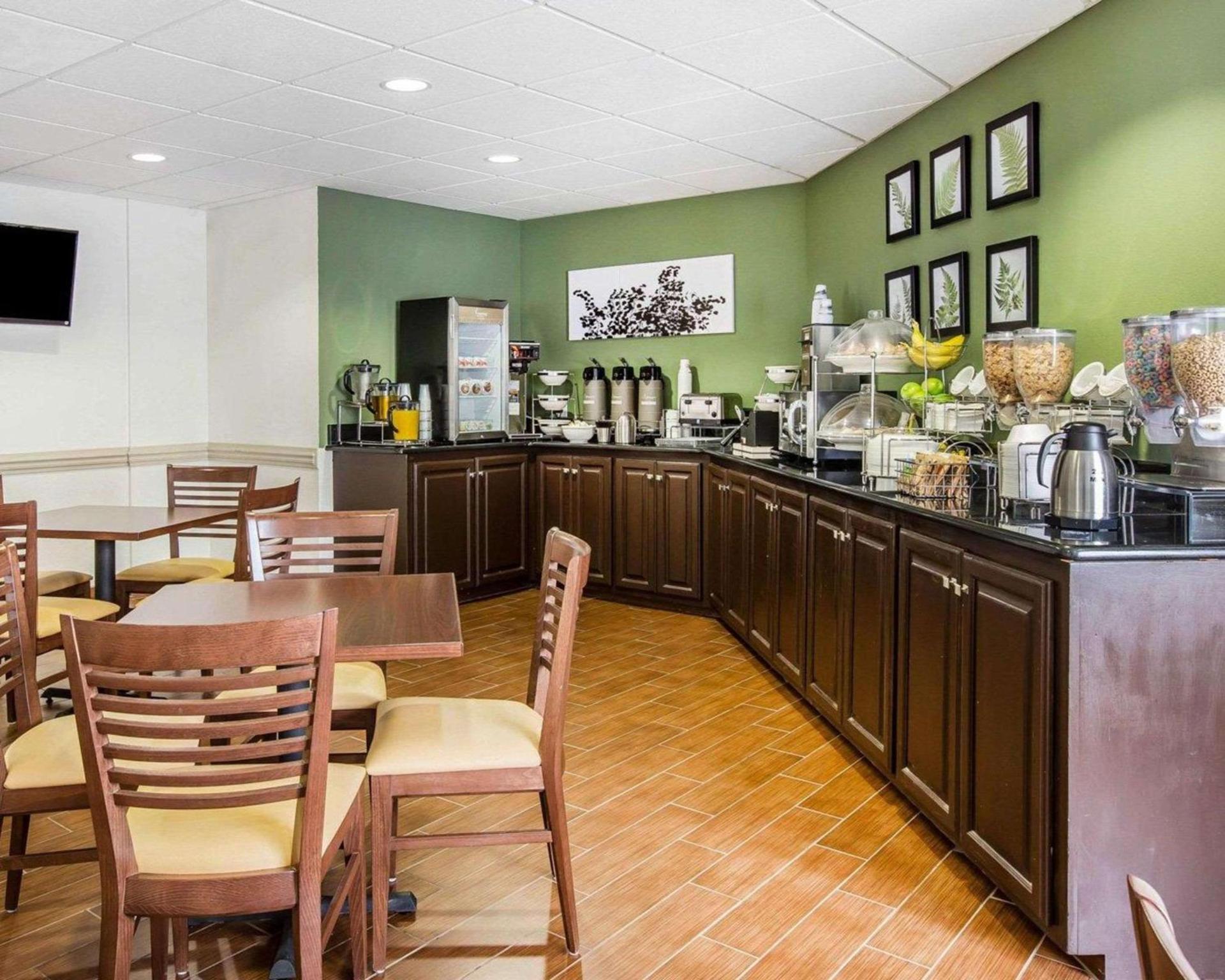 Clarion Pointe Albemarle photo 27