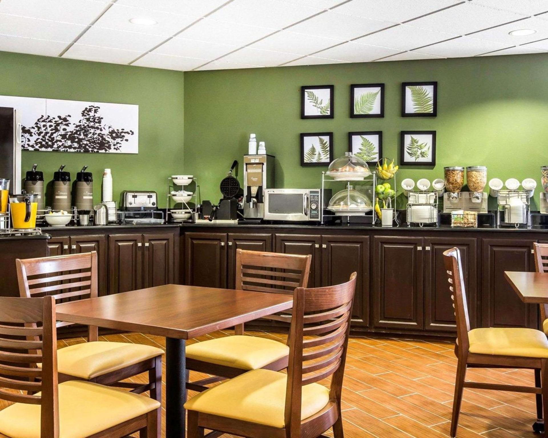 Clarion Pointe Albemarle photo 28