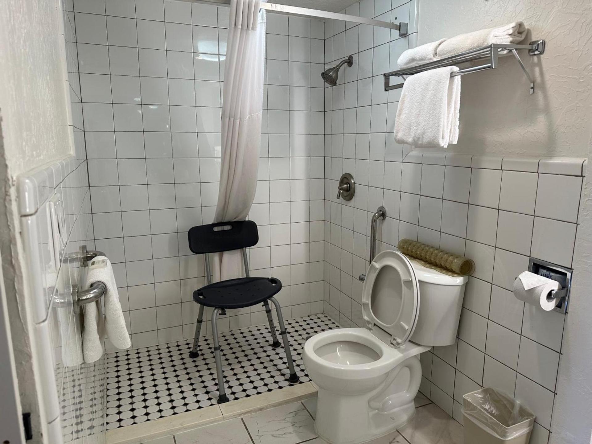 Howard Johnson by Wyndham Gallup photo 15