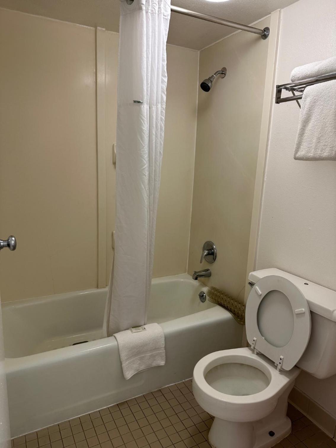 Howard Johnson by Wyndham Gallup photo 23