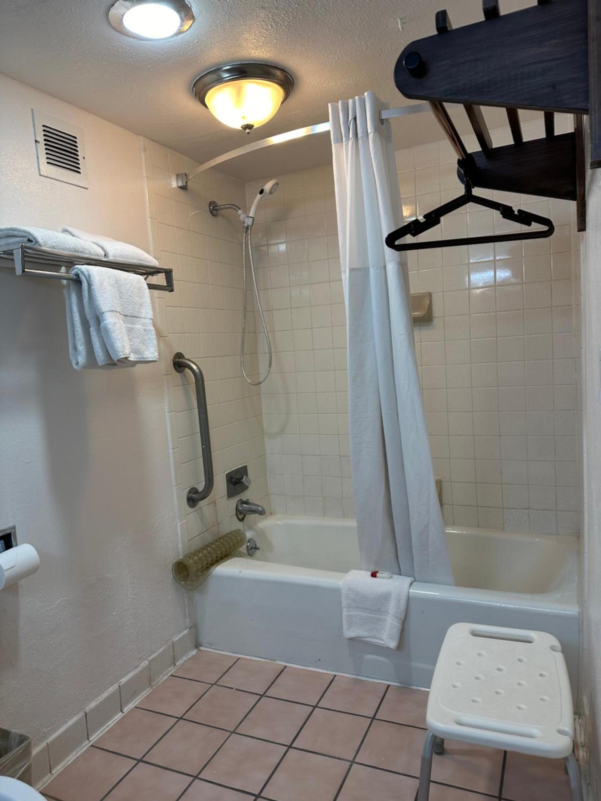 Howard Johnson by Wyndham Gallup photo 21