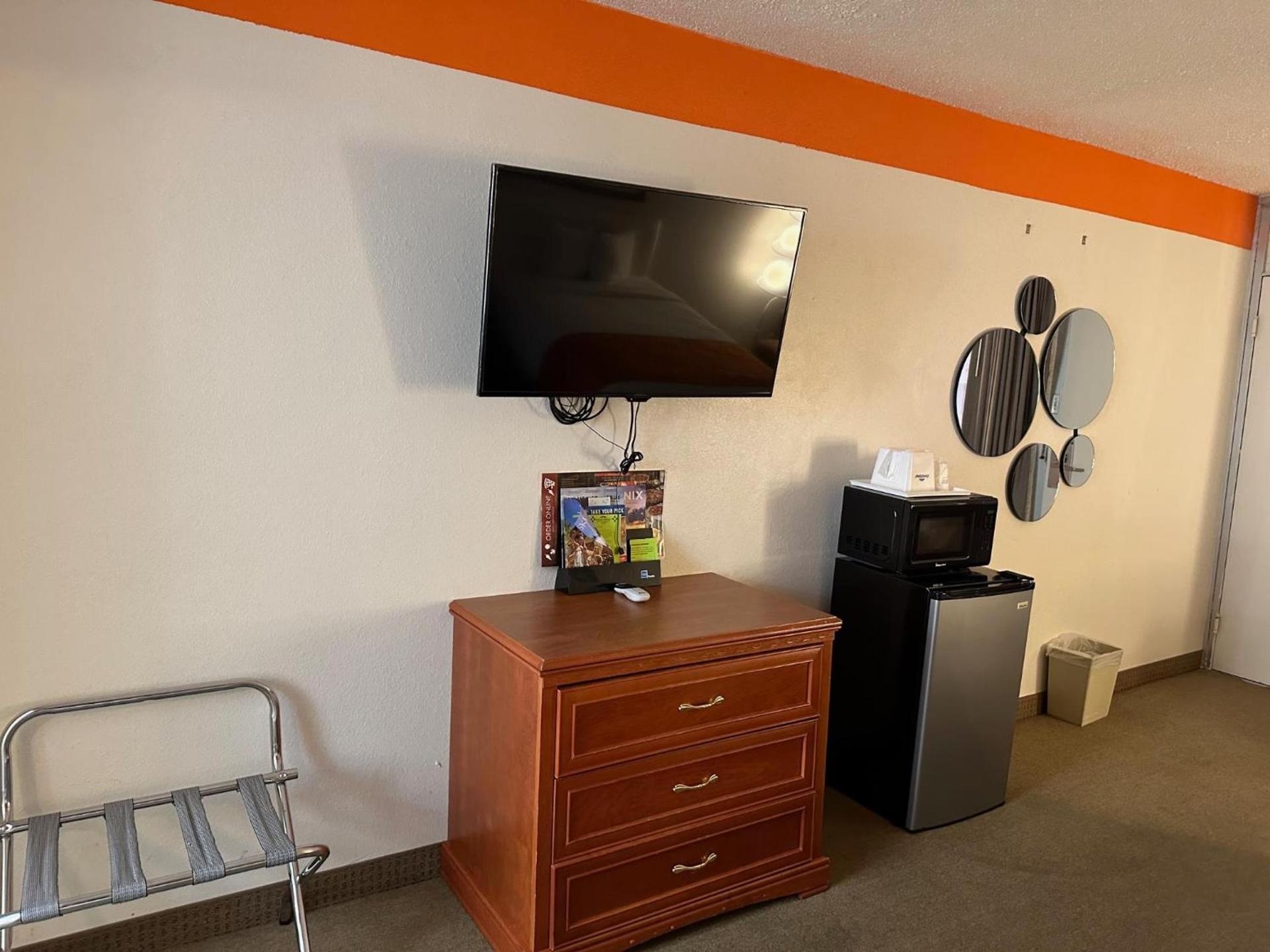 Howard Johnson by Wyndham Gallup photo 17