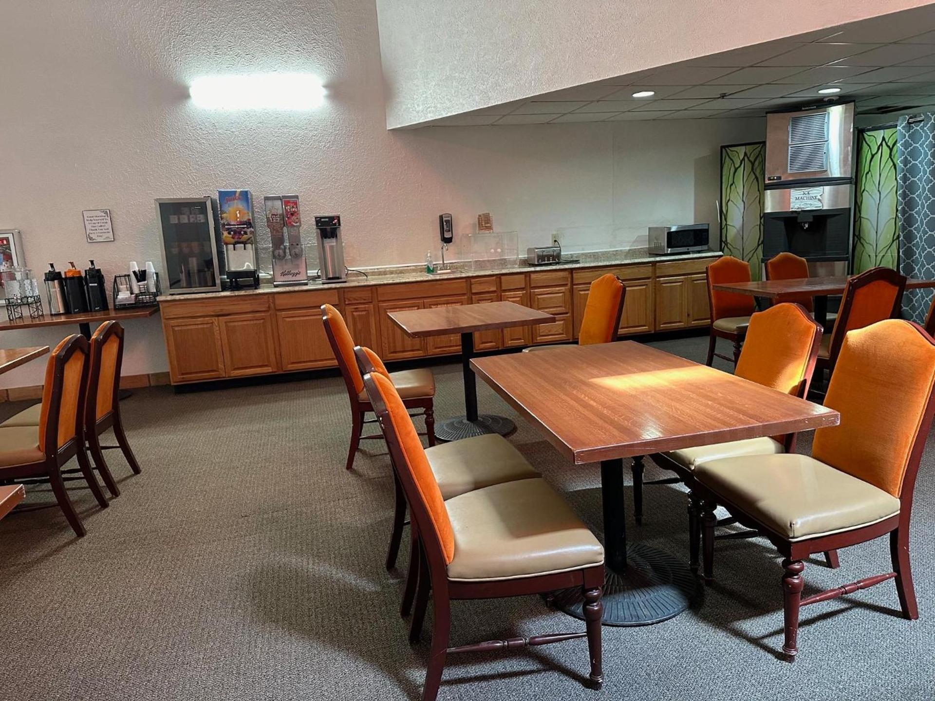 Howard Johnson by Wyndham Gallup photo 7