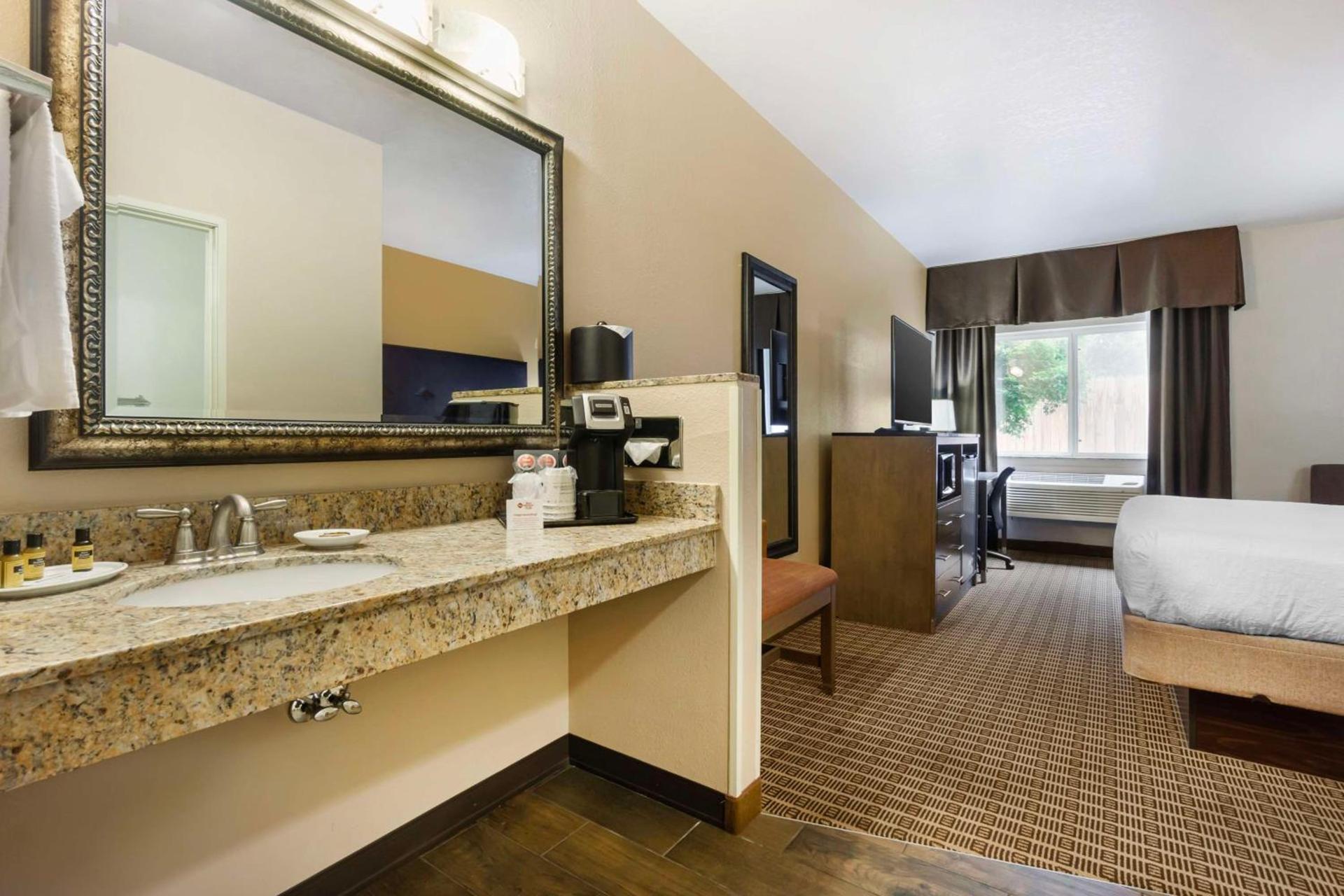 Best Western Plus Yakima Hotel photo 13