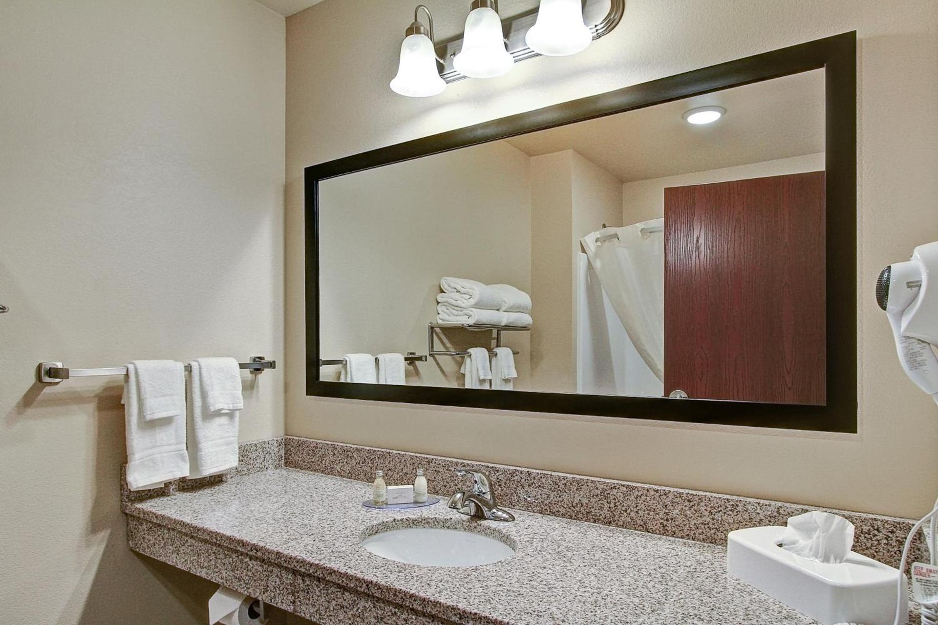 Cobblestone Hotel & Suites Pulaski/Green Bay photo 25