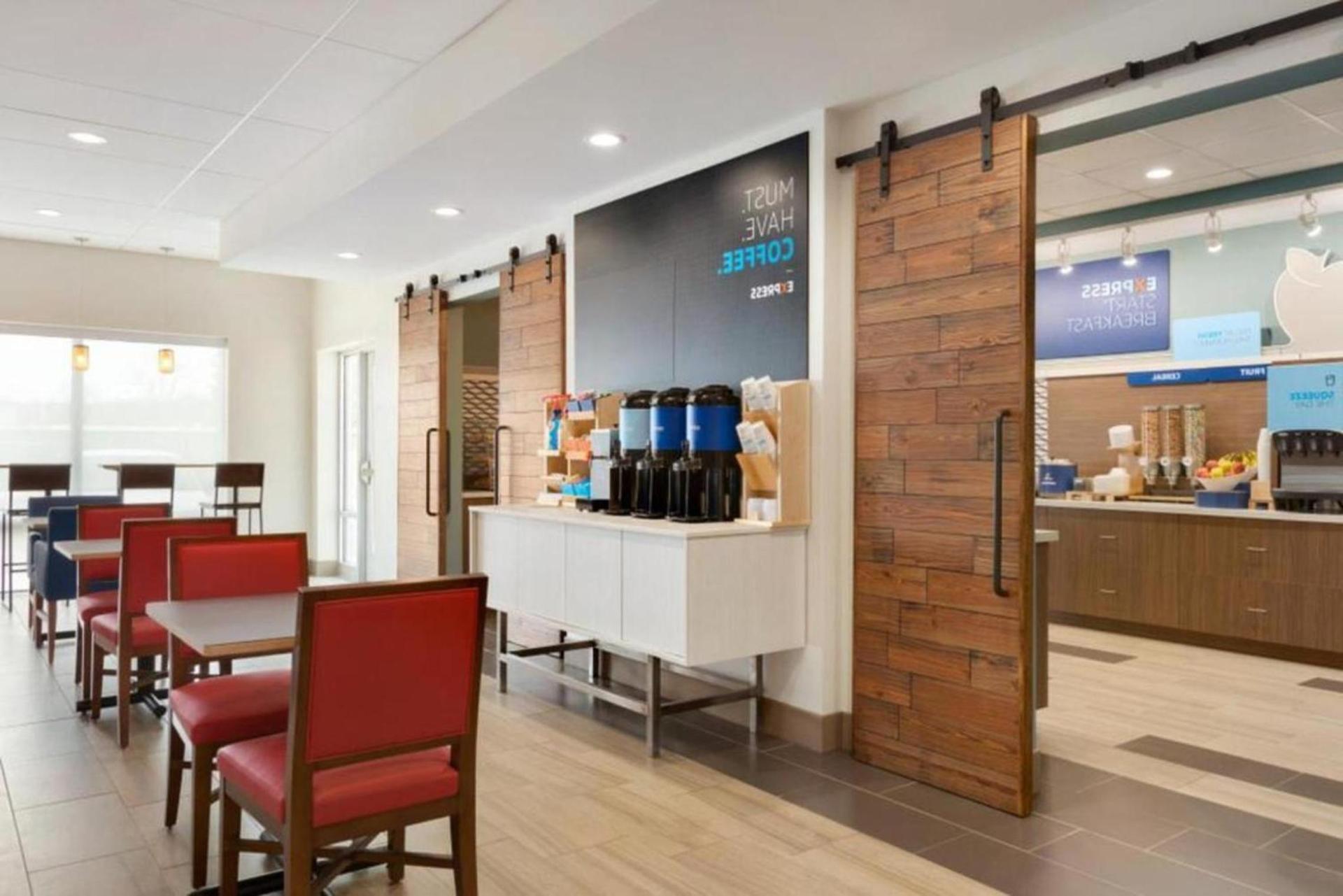 Holiday Inn Express & Suites - Cincinnati NE - Red Bank Road by IHG photo 11