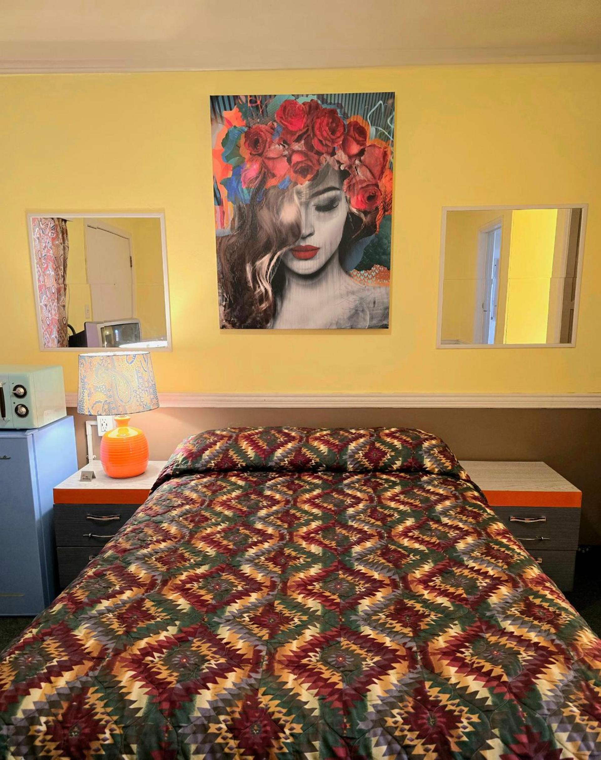 HARRY'S MAN CAVE - A Vintage Motel on the Historic 395 route - The New Star Motel Experience photo 14