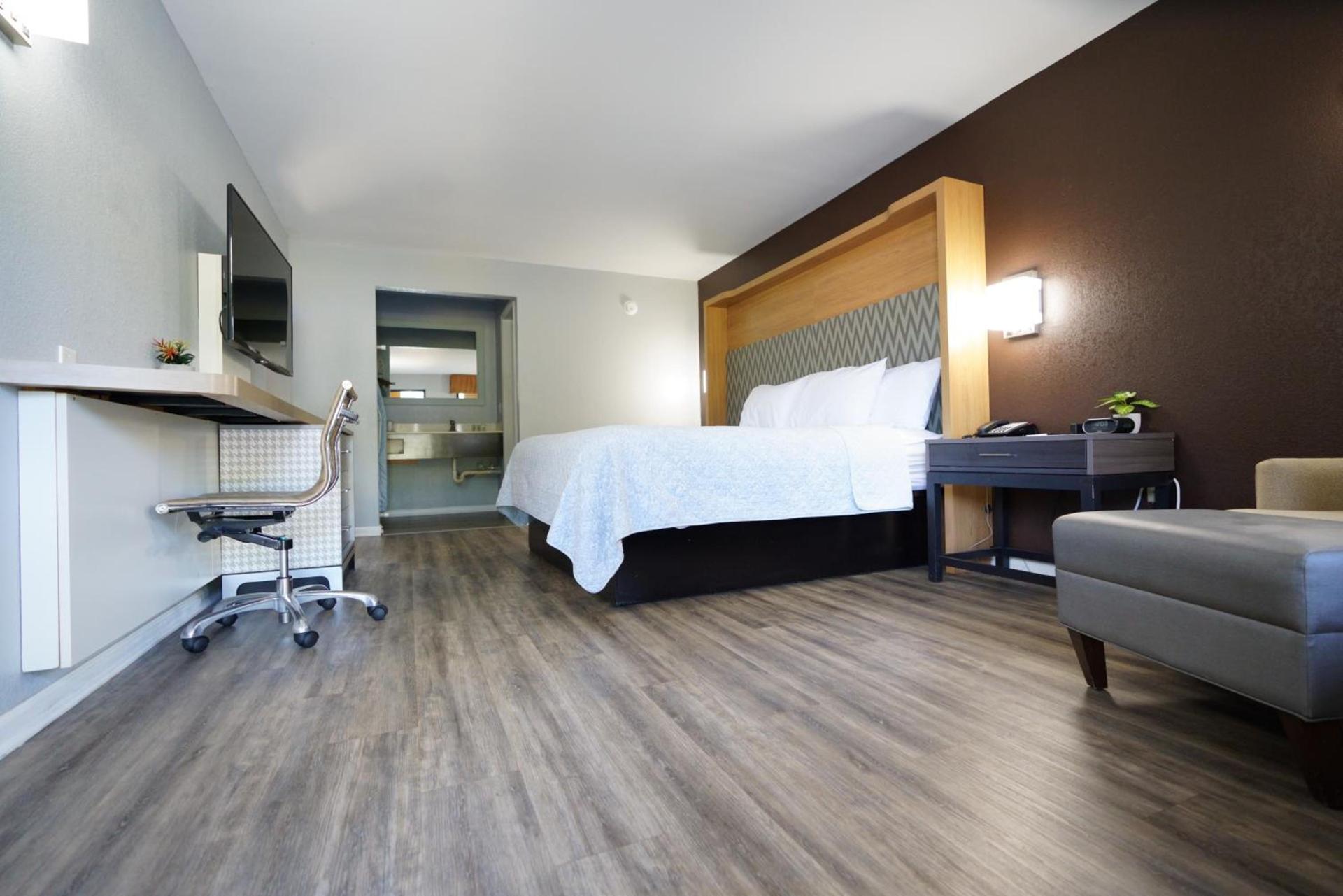 Columbus Inn and Suites photo 39