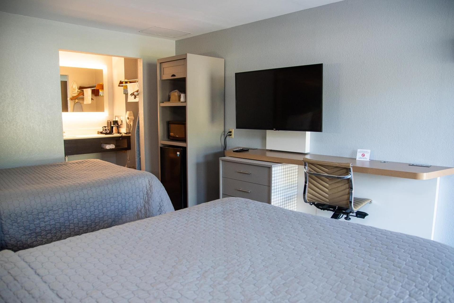 Columbus Inn and Suites photo 40