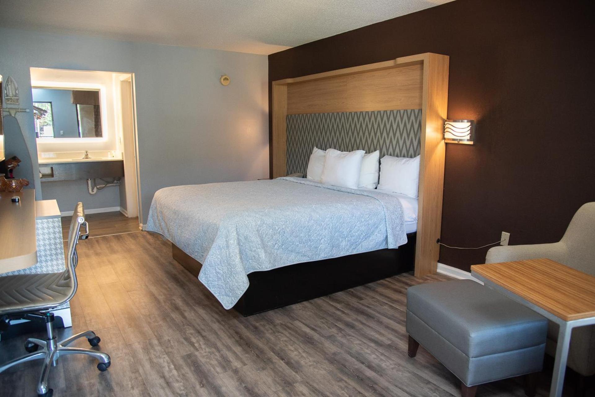 Columbus Inn and Suites photo 38