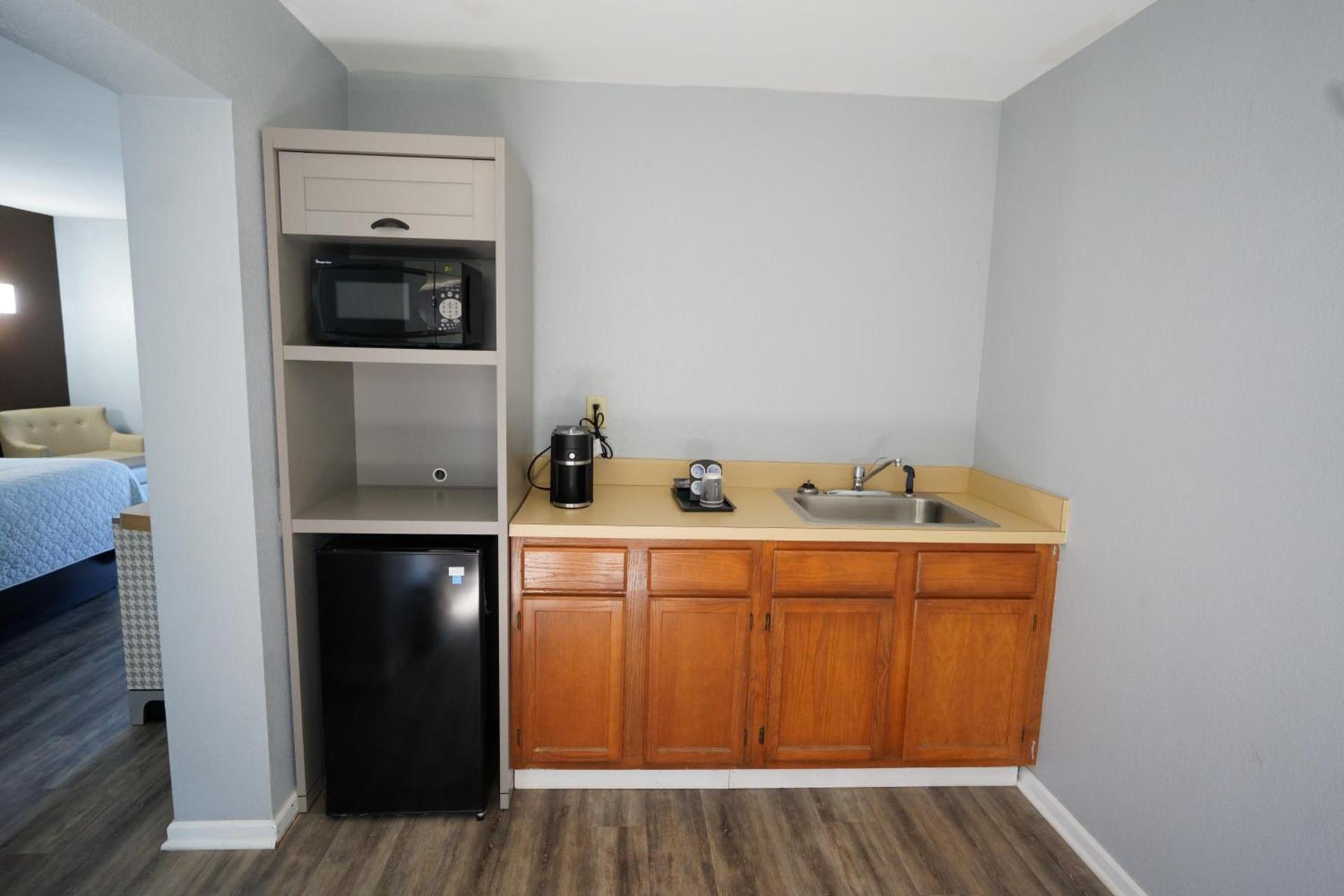 Columbus Inn and Suites photo 28