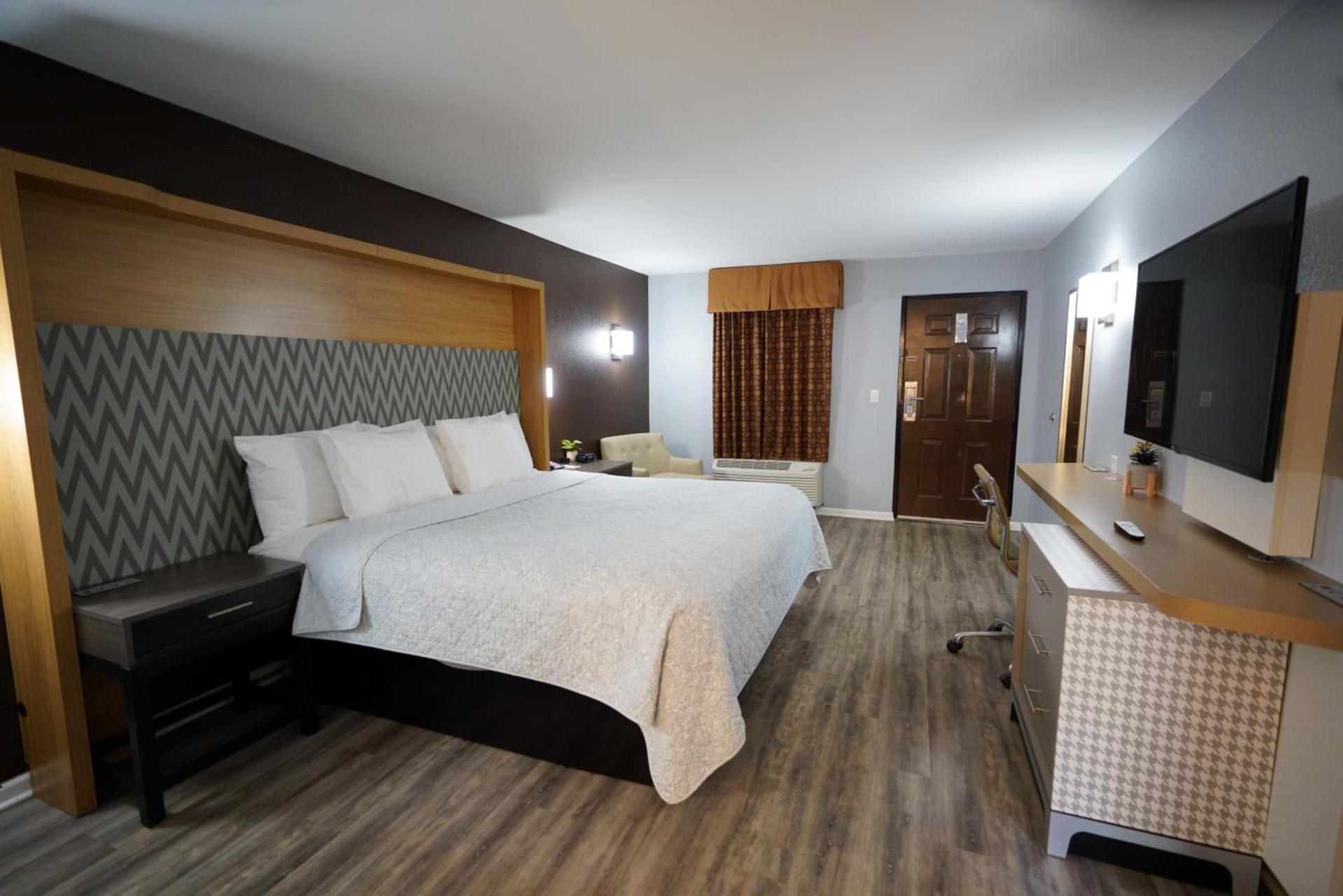 Columbus Inn and Suites photo 42