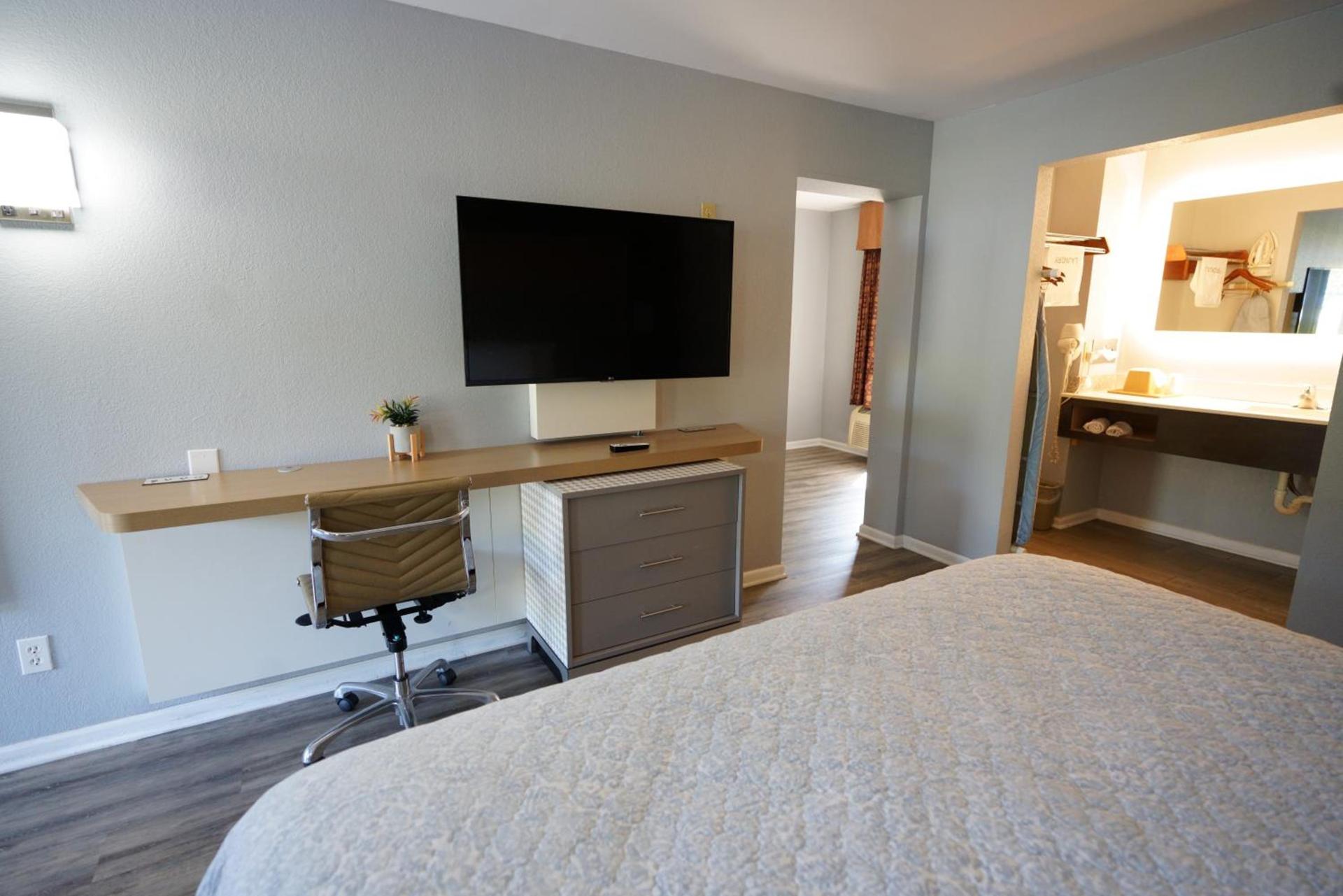 Columbus Inn and Suites photo 34