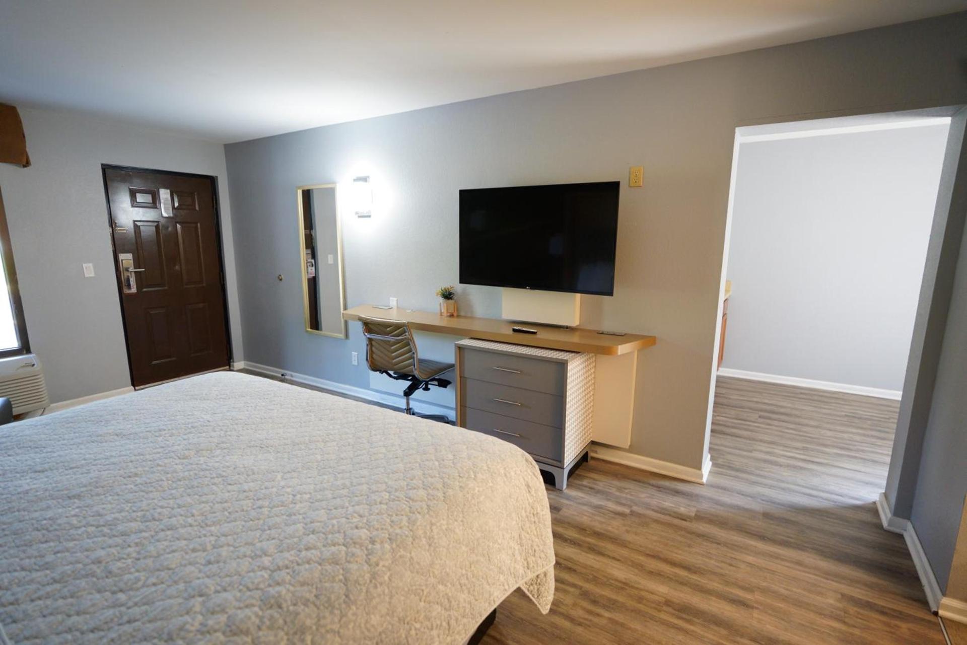 Columbus Inn and Suites photo 43