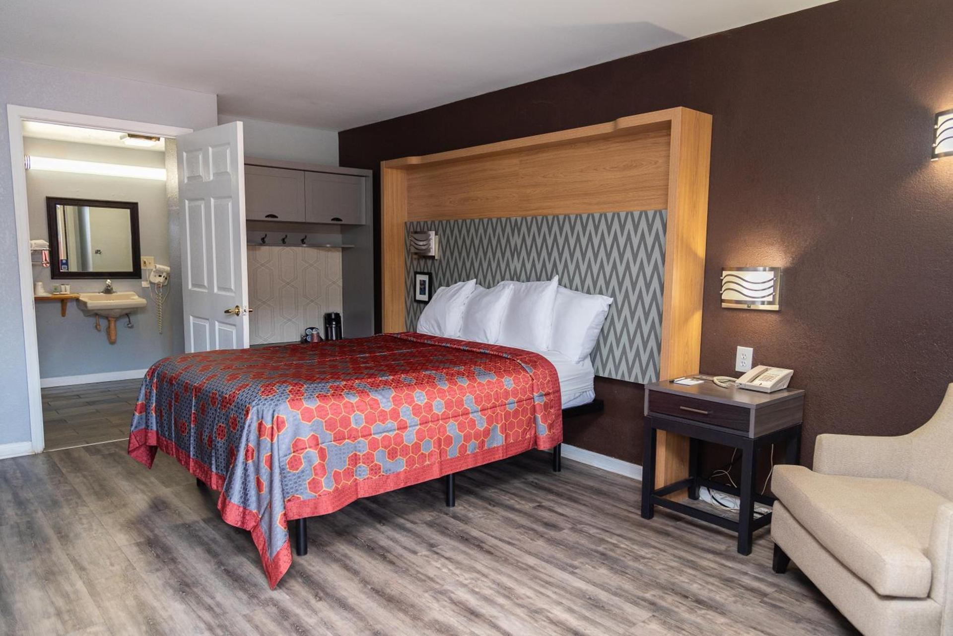Columbus Inn and Suites photo 32