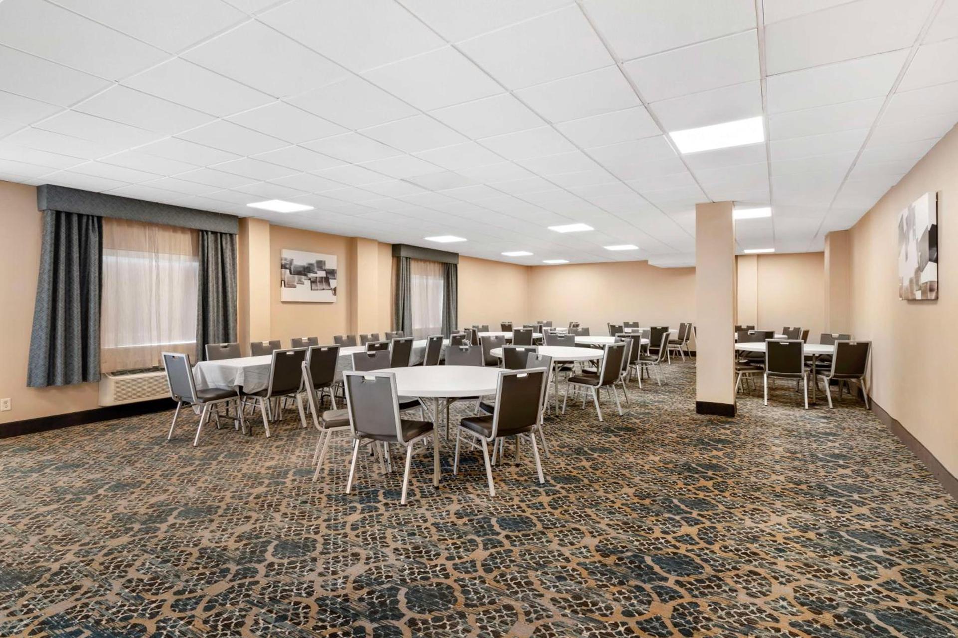 Best Western Plus Landmark Inn photo 8