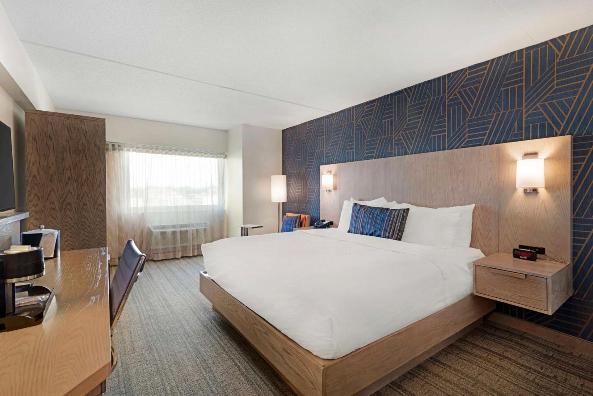 Best Western Plus Landmark Inn photo 25