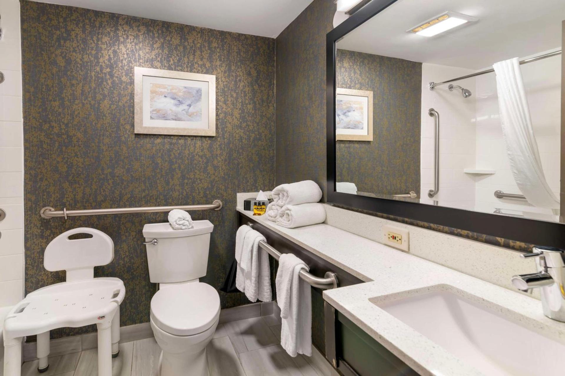Best Western Plus Landmark Inn photo 32