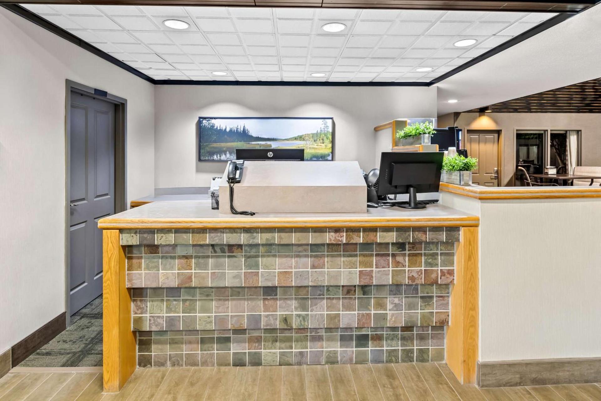 Heartland Inn & Suites, SureStay Collection by Best Western photo 4