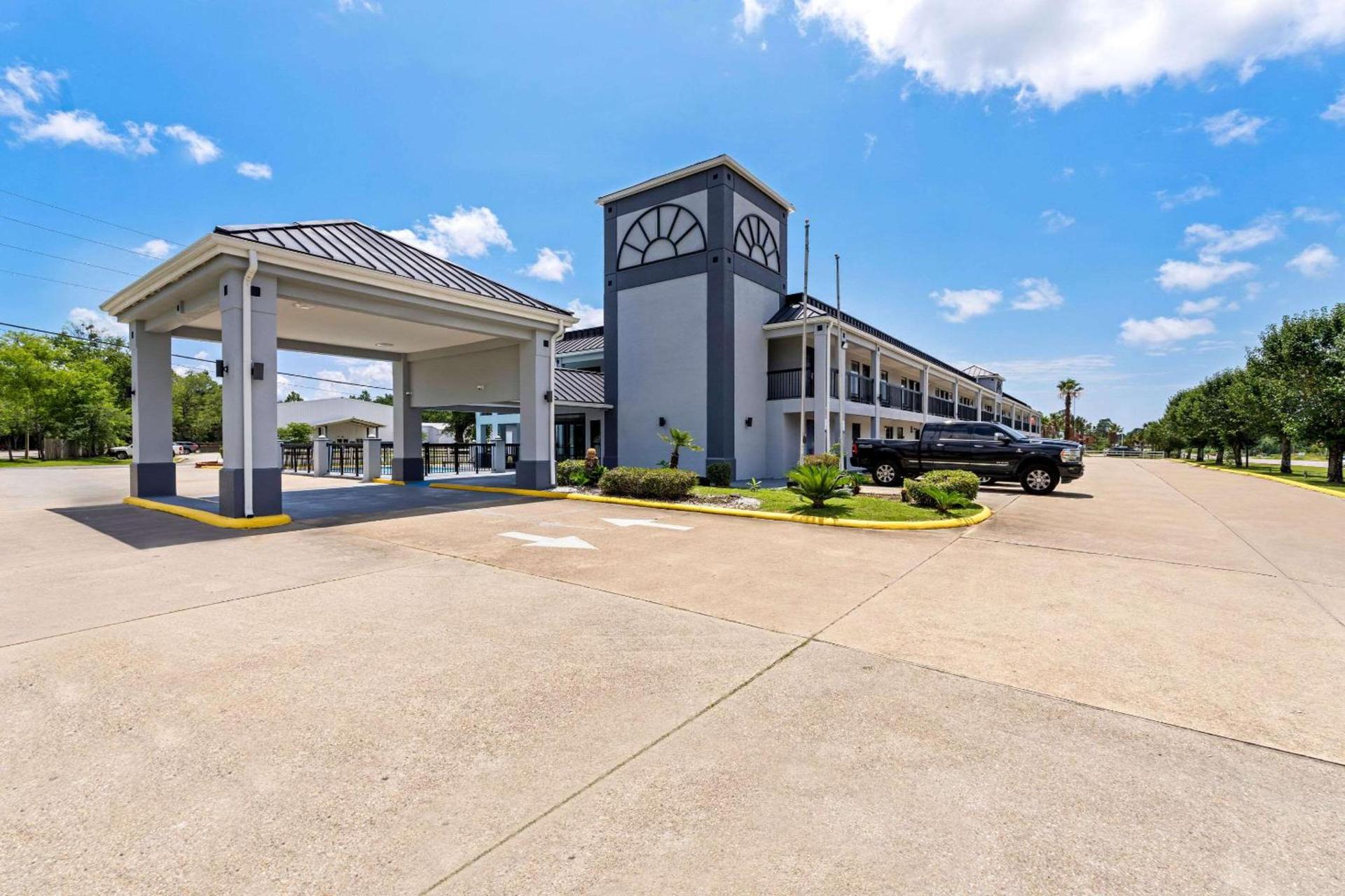 Econo Lodge Inn & Suites Ocean Springs - Biloxi photo 2