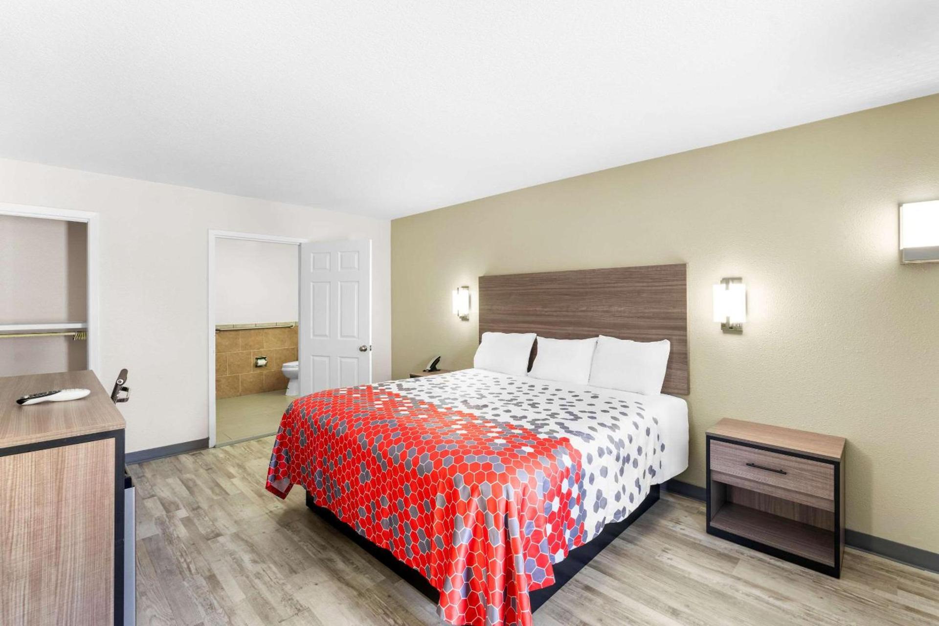 Econo Lodge Inn & Suites Ocean Springs - Biloxi photo 11