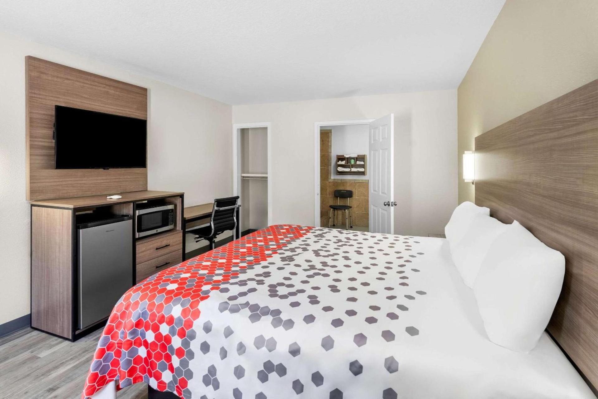 Econo Lodge Inn & Suites Ocean Springs - Biloxi photo 12