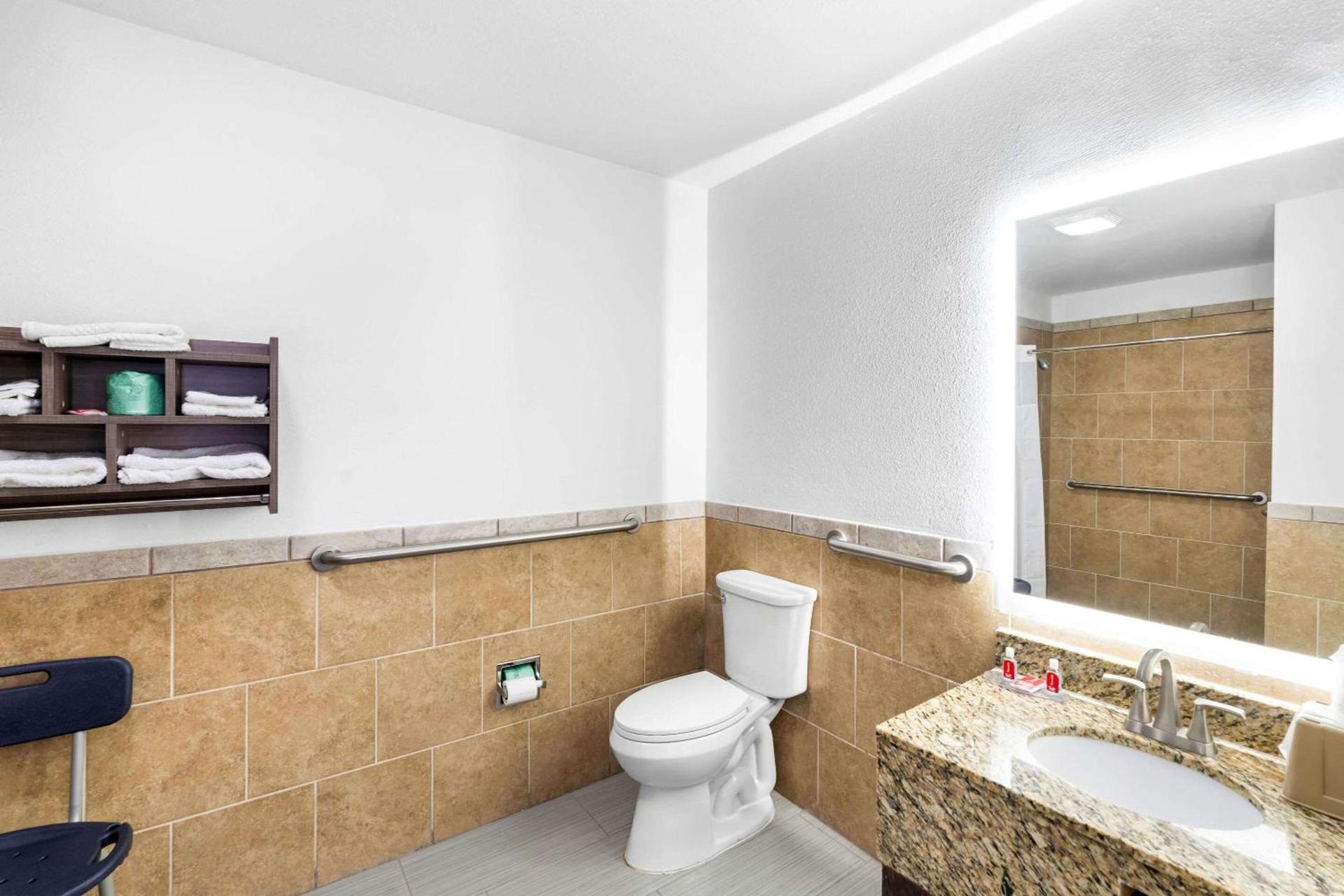 Econo Lodge Inn & Suites Ocean Springs - Biloxi photo 13