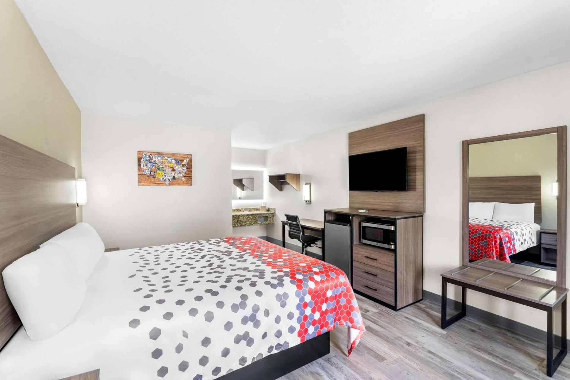 Econo Lodge Inn & Suites Ocean Springs - Biloxi photo 16
