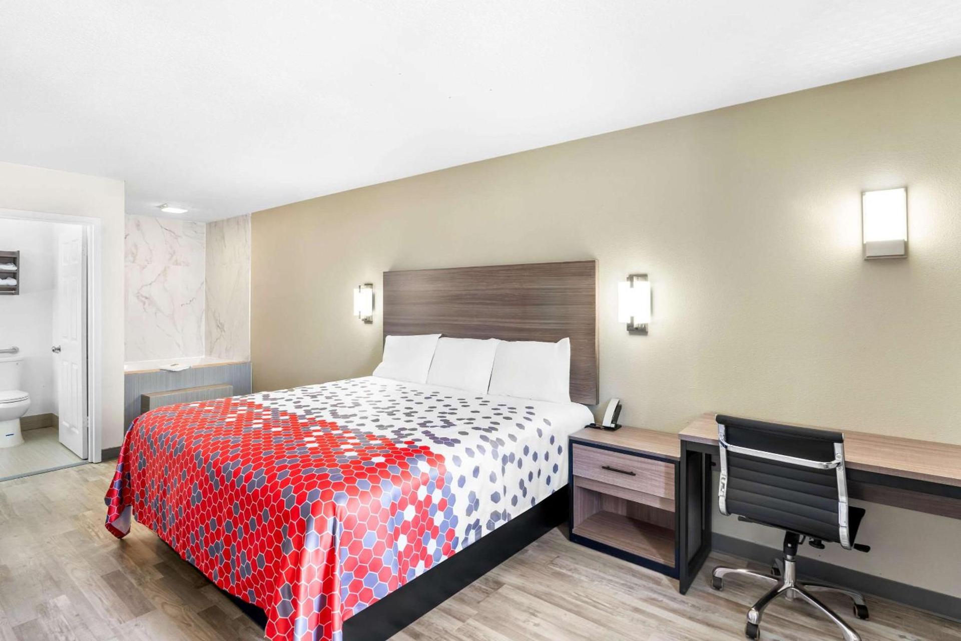 Econo Lodge Inn & Suites Ocean Springs - Biloxi photo 31