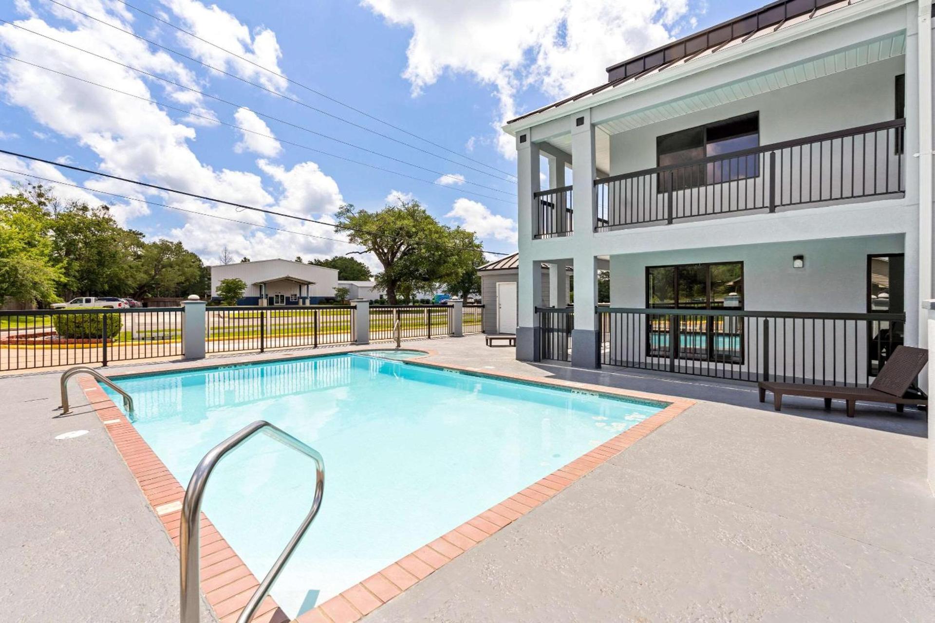 Econo Lodge Inn & Suites Ocean Springs - Biloxi photo 34