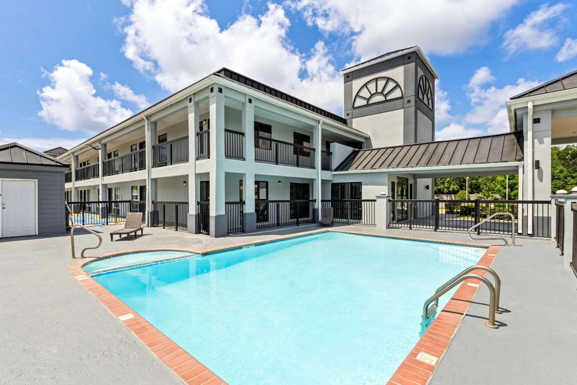 Econo Lodge Inn & Suites Ocean Springs - Biloxi photo 35