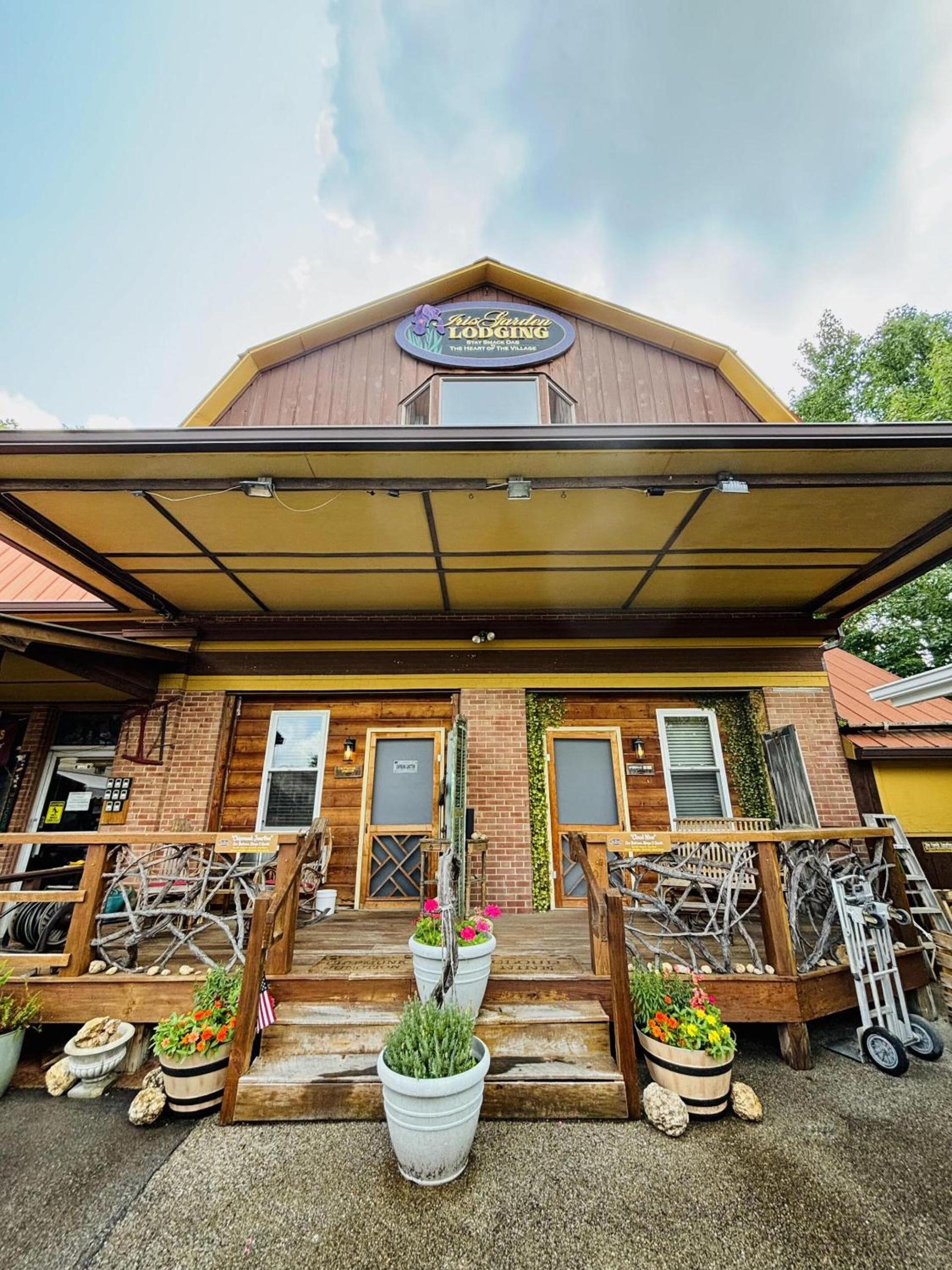 The Iris Garden Downtown Cottages and Suites — hotel in Nashville