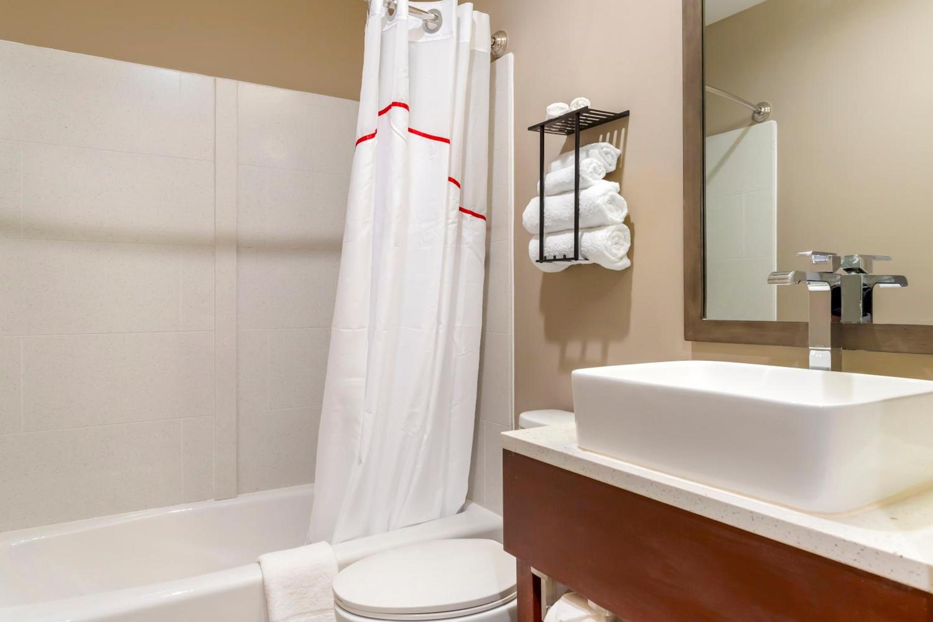 Red Roof Inn PLUS Jamaica, NY - JFK Airport photo 34