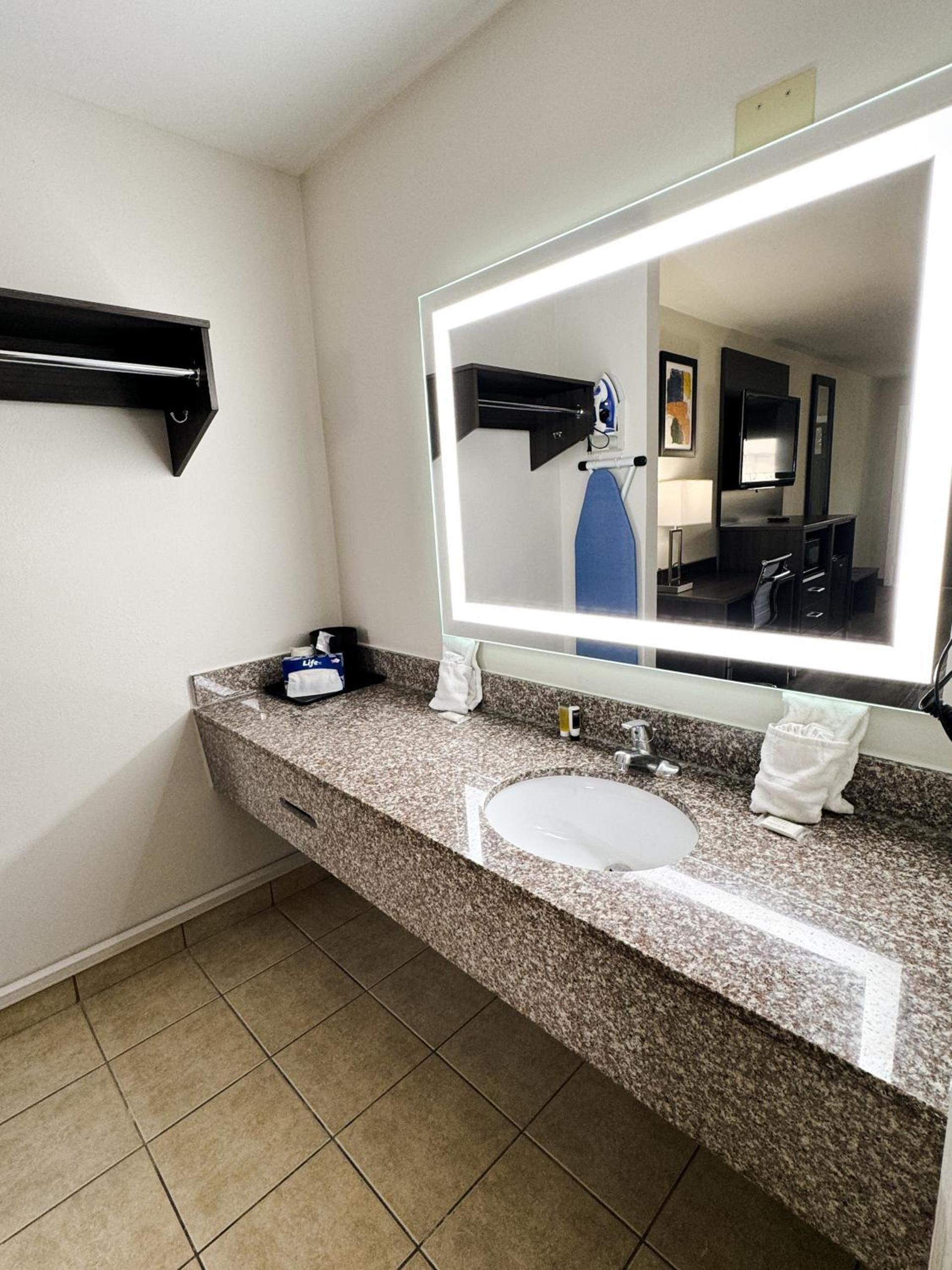 Quality Inn Harvey - New Orleans photo 11